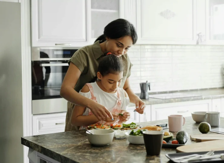 madre cocinando con su hija