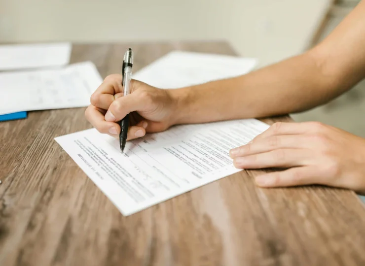 mujer firmando documento de division de bienes