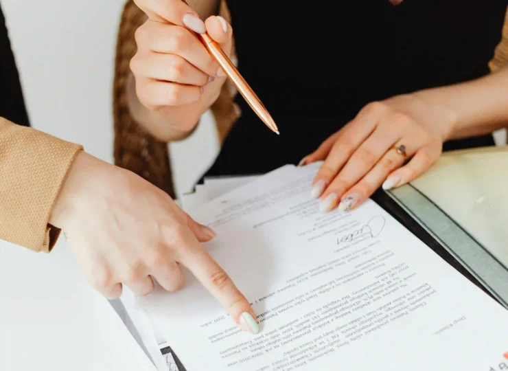 abogada con una clienta firmando su contrato