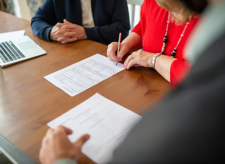 reunion con documentos en la mesa siendo firmados
