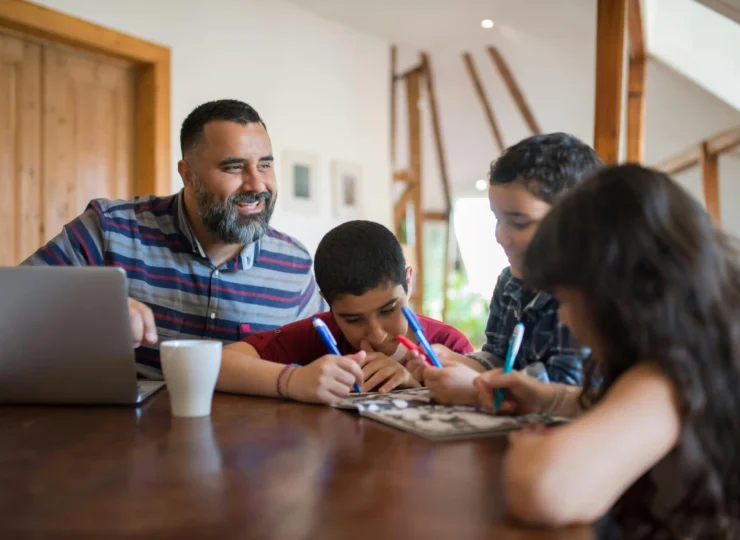 padre con sus hijas merendando