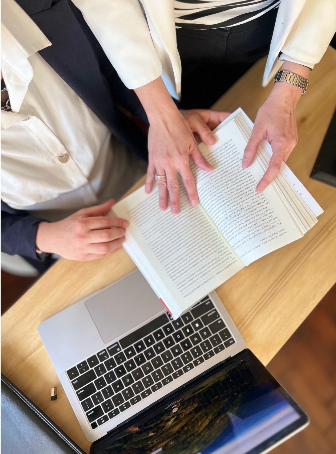 imagen pc y manos_page-0001