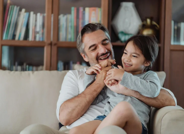 padre con hija jugando