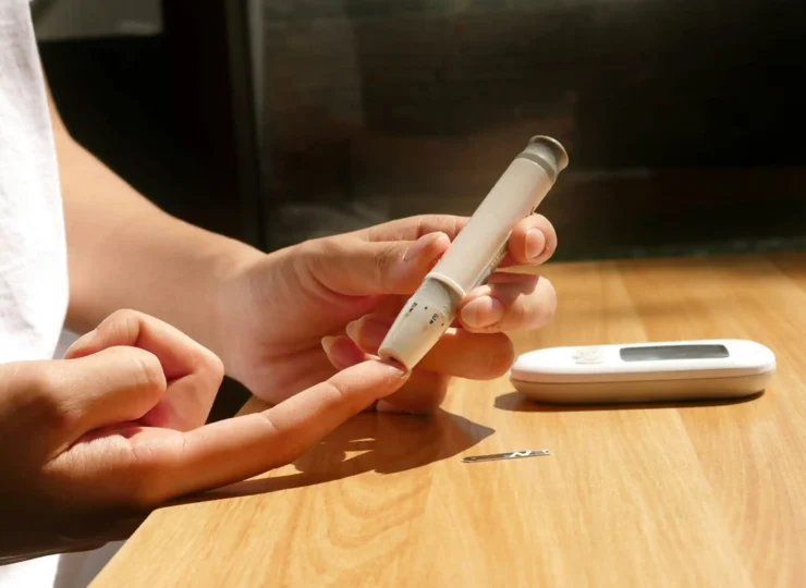 paciente con diabetes tratandose con insulina