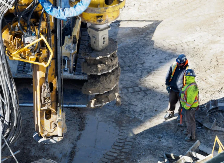 trabajadores en la obra