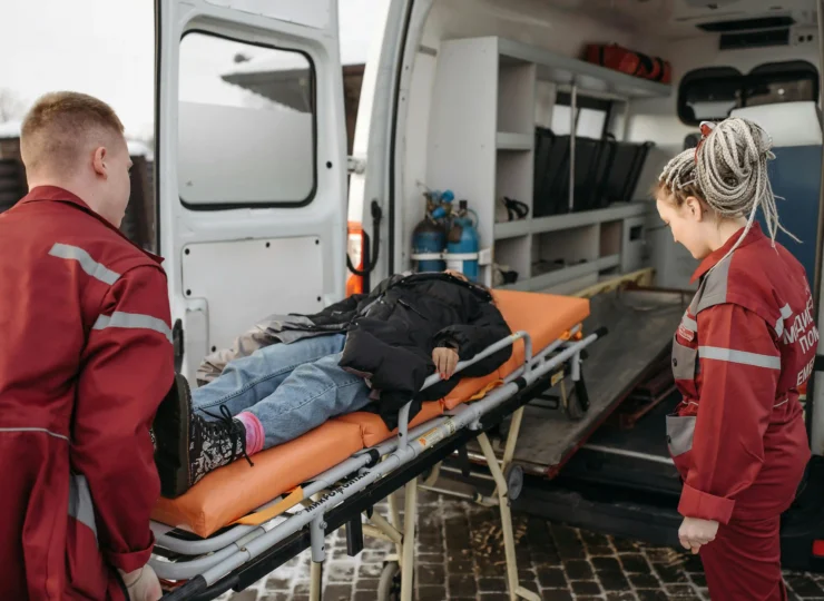 hombre accidentado siendo atendido por paramedicos en una ambulancia